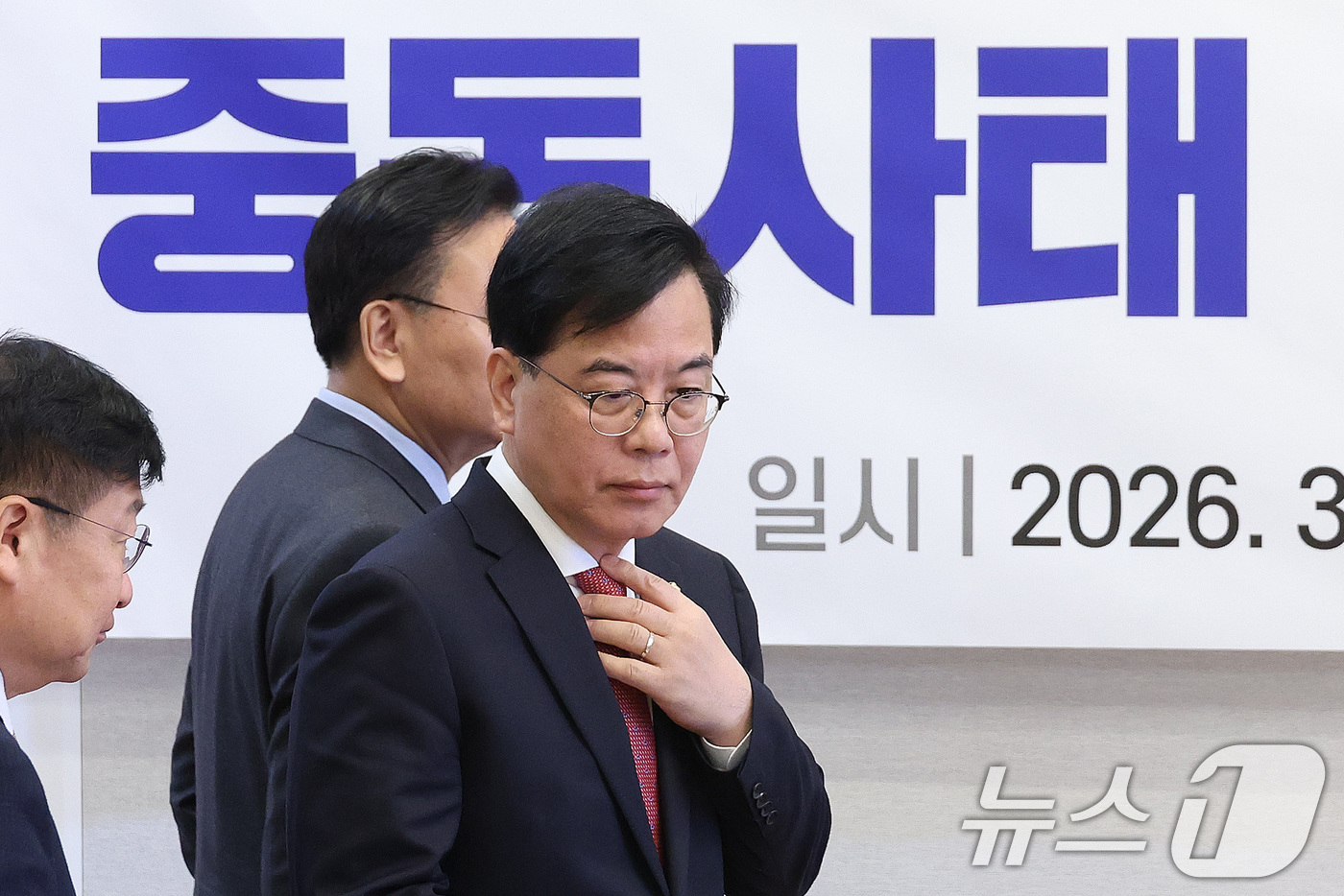 (서울=뉴스1) 신웅수 기자 = 송언석 국민의힘 원내대표가 19일 서울 여의도 국회에서 열린 중동사태 관련 정유업계 대표와의 정책간담회에서 넥타이를 고쳐매고 있다. 2026.3.1 …