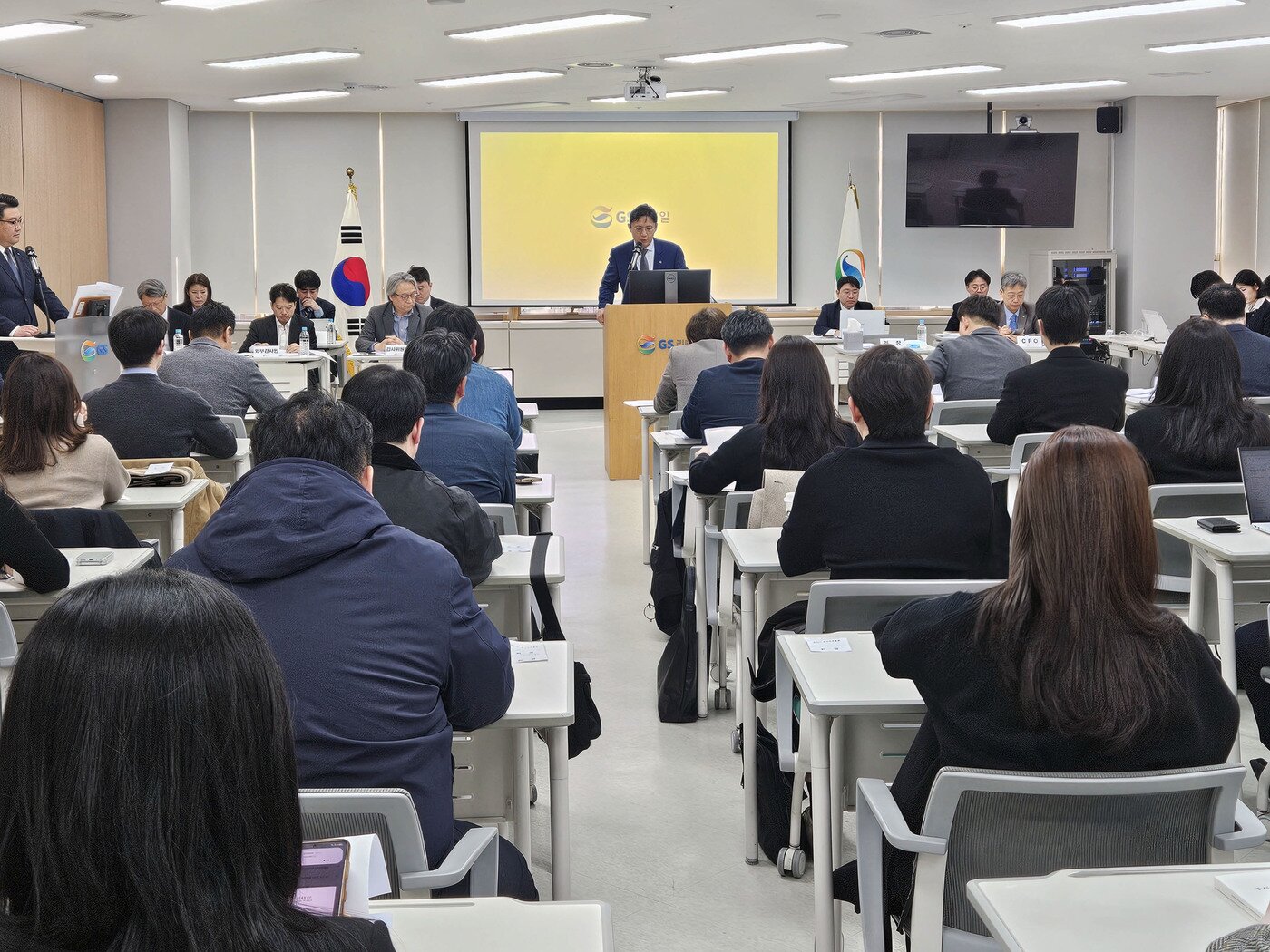 본문 이미지 - 허서홍 GS리테일 대표가 19일 오전 서울 강동그린타워 GS리테일 동북부사무소에서 열린 55기 정기 주주총회에서 발언하고 있다.(GS리테일 제공).  