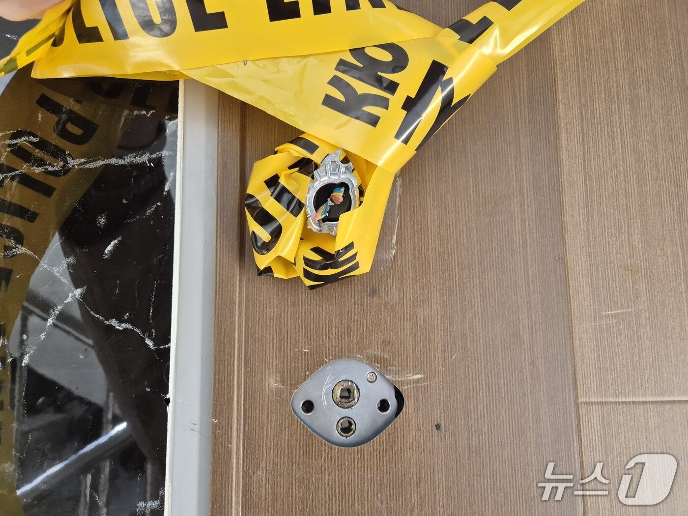 본문 이미지 - 19일 오전 9시께 울산 울주군의 한 빌라 현관문의 잠금장치와 손잡이가 뜯겨있다. 지난 18일 이곳 안에서 30대 남성과 미성년 자녀 4명이 숨진 채로 발견됐다.2026.3.19ⓒ 뉴스1 박정현 기자