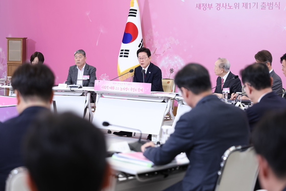 李대통령, 경사노위 1기 출범 맞이 노동정책 토론회