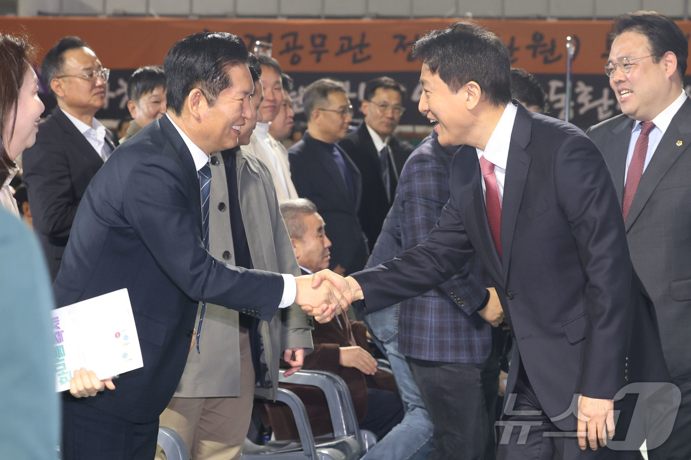 (서울=뉴스1) 이광호 기자 = 정청래 더불어민주당 대표와 오세훈 서울시장이 19일 오전 서울 잠실학생체육관에서 열린 2026 서울시 환경공무관 한마음축제에 참석해 인사를 나누고 …