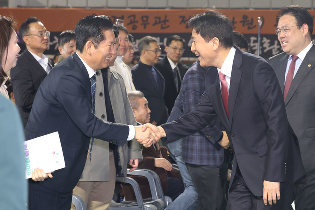 오세훈 시장과 인사 나누는 정청래 대표