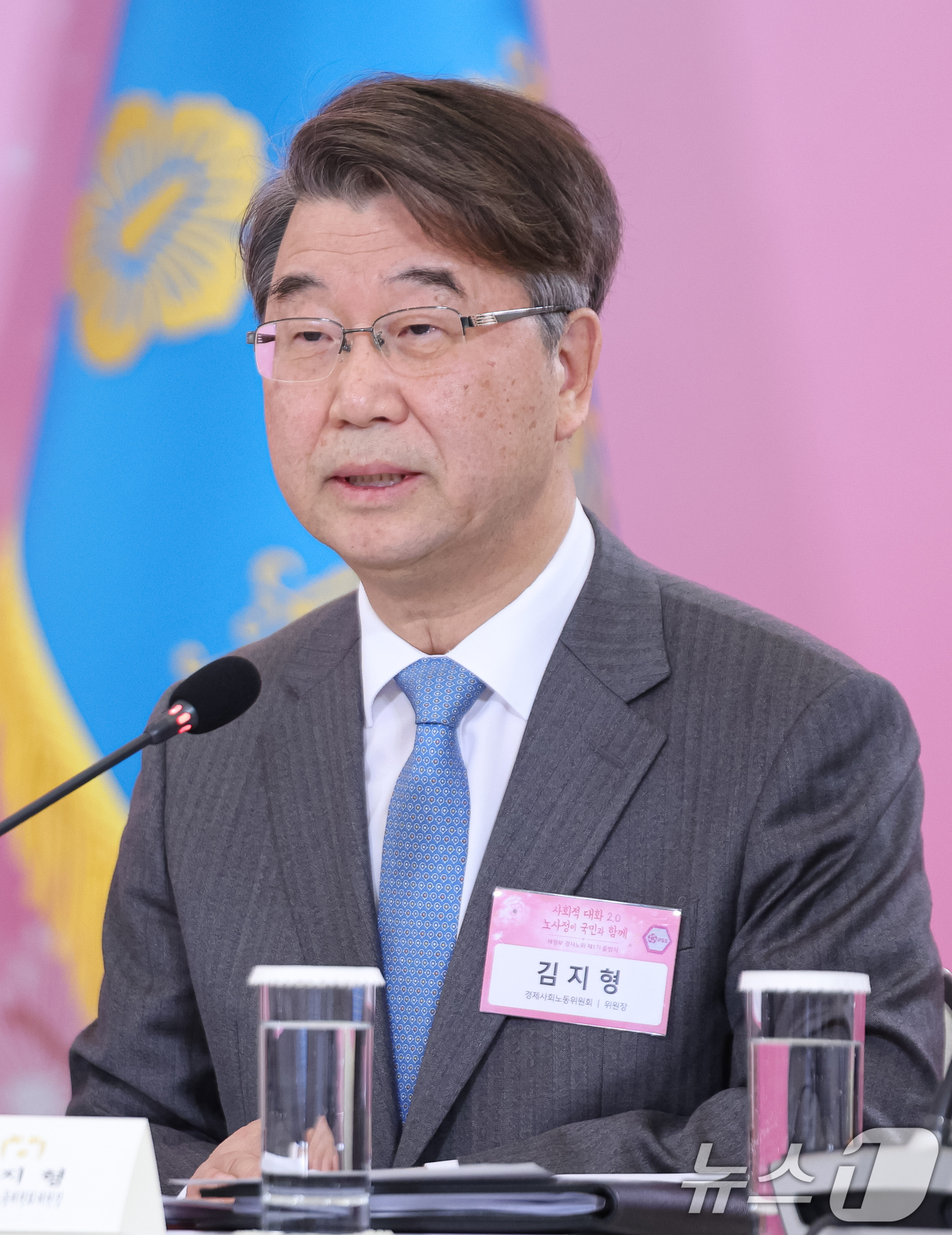 (서울=뉴스1) 허경 기자 = 김지형 경제사회노동위원회 위원장이 19일 청와대에서 열린 경사노위 1기 출범 맞이 노동정책 토론회에서 1기 추진방향을 보고하고 있다. 2026.3.1 …