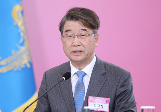 추진상황 보고하는 김지형 위원장