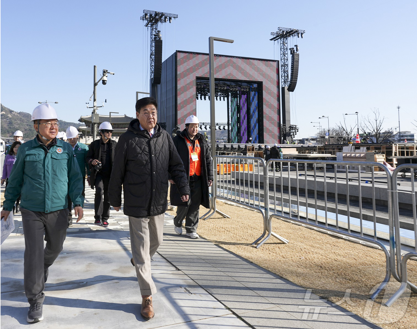 (서울=뉴스1) = 정문헌 종로구청장이 BTS 컴백 공연을 이틀 앞두고 19일 광화문광장에서 현장 안전 점검을 하고 있다. (종로구 제공. 재판매 및 DB 금지) 2026.3.19 …