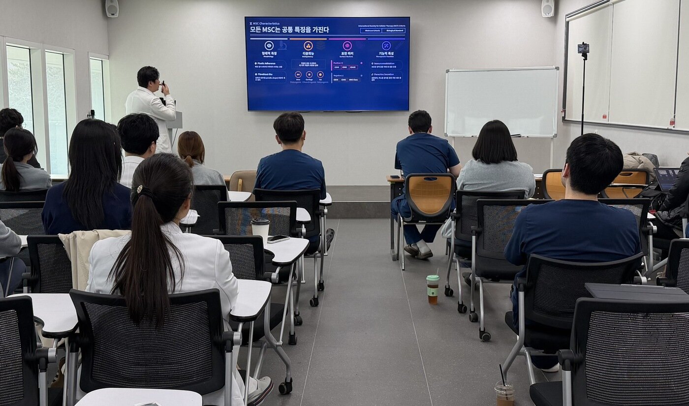 본문 이미지 - 경기동물의료원은 최근 줄기세포센터를 개소하고 원내 의료진을 대상으로 줄기세포 치료의 기초와 적용 사례를 다루는 교육을 진행했다(동물병원 제공). ⓒ 뉴스1