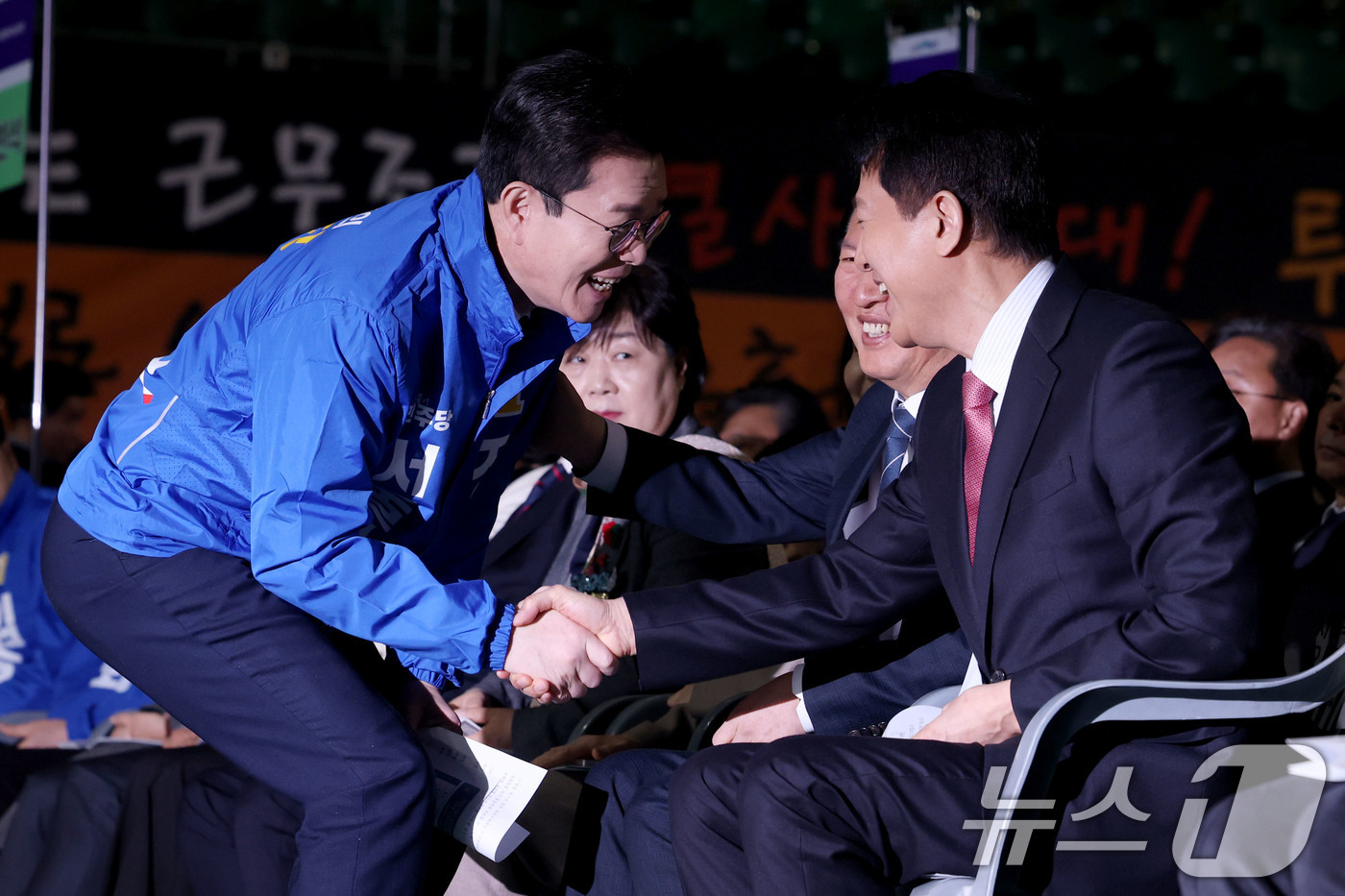 (서울=뉴스1) 이광호 기자 = 오세훈 서울시장과 6·3 지방선거 더불어민주당 서울시장 예비경선 후보로 나선 정원오 전 성동구청장이 19일 오전 서울 잠실학생체육관에서 열린 202 …