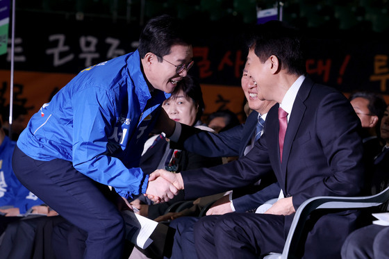 환경공무관 한마음축제서 만난 오세훈·정원오