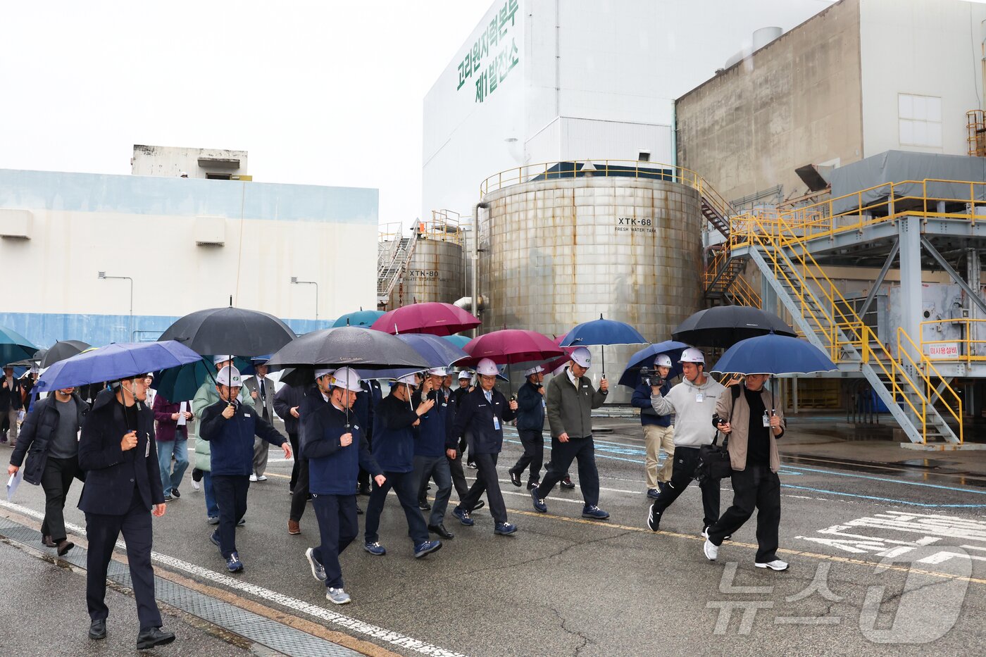 본문 이미지 - 최원호 원자력안전위원호 위원장이 18일 부상 기장군 고리 2호기 및 고리 1호기를 방문해 현장 안전 점검을 하고 있다. 2026.03.19 ⓒ 뉴스1 (원안위 제공)