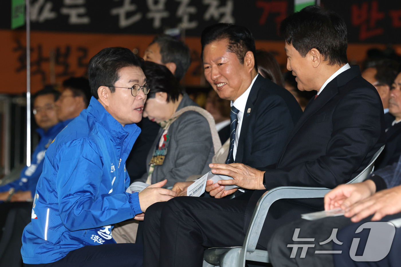 (서울=뉴스1) 이광호 기자 = 오세훈 서울시장(오른쪽)과 6·3 지방선거 더불어민주당 서울시장 예비경선 후보로 나선 정원오 전 성동구청장이 19일 오전 서울 잠실학생체육관에서 열 …