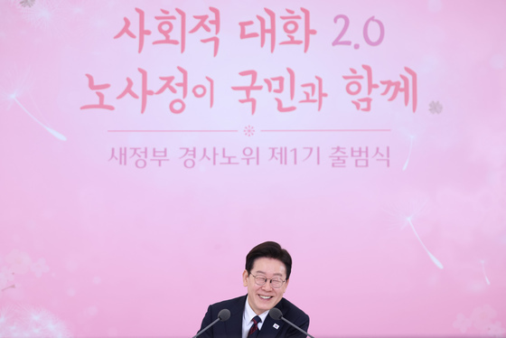 李대통령 "사회 안전망 튼튼해야 고용 유연성 가능…균형점 찾자"(종합)