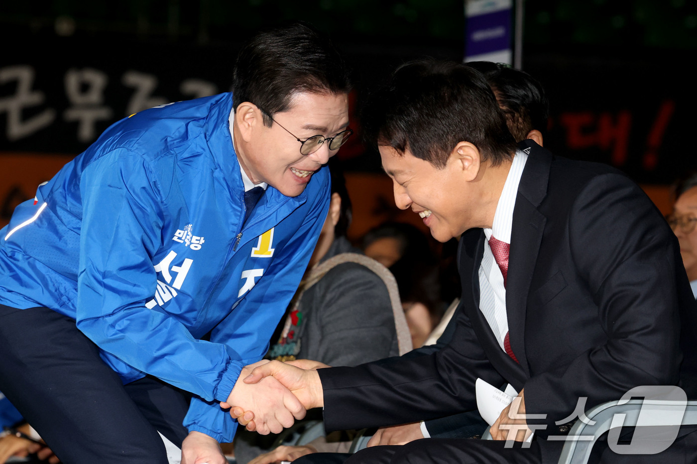 (서울=뉴스1) 이광호 기자 = 오세훈 서울시장과 6·3 지방선거 더불어민주당 서울시장 예비경선 후보로 나선 정원오 전 성동구청장이19일 오전 서울 잠실학생체육관에서 열린 2026 …