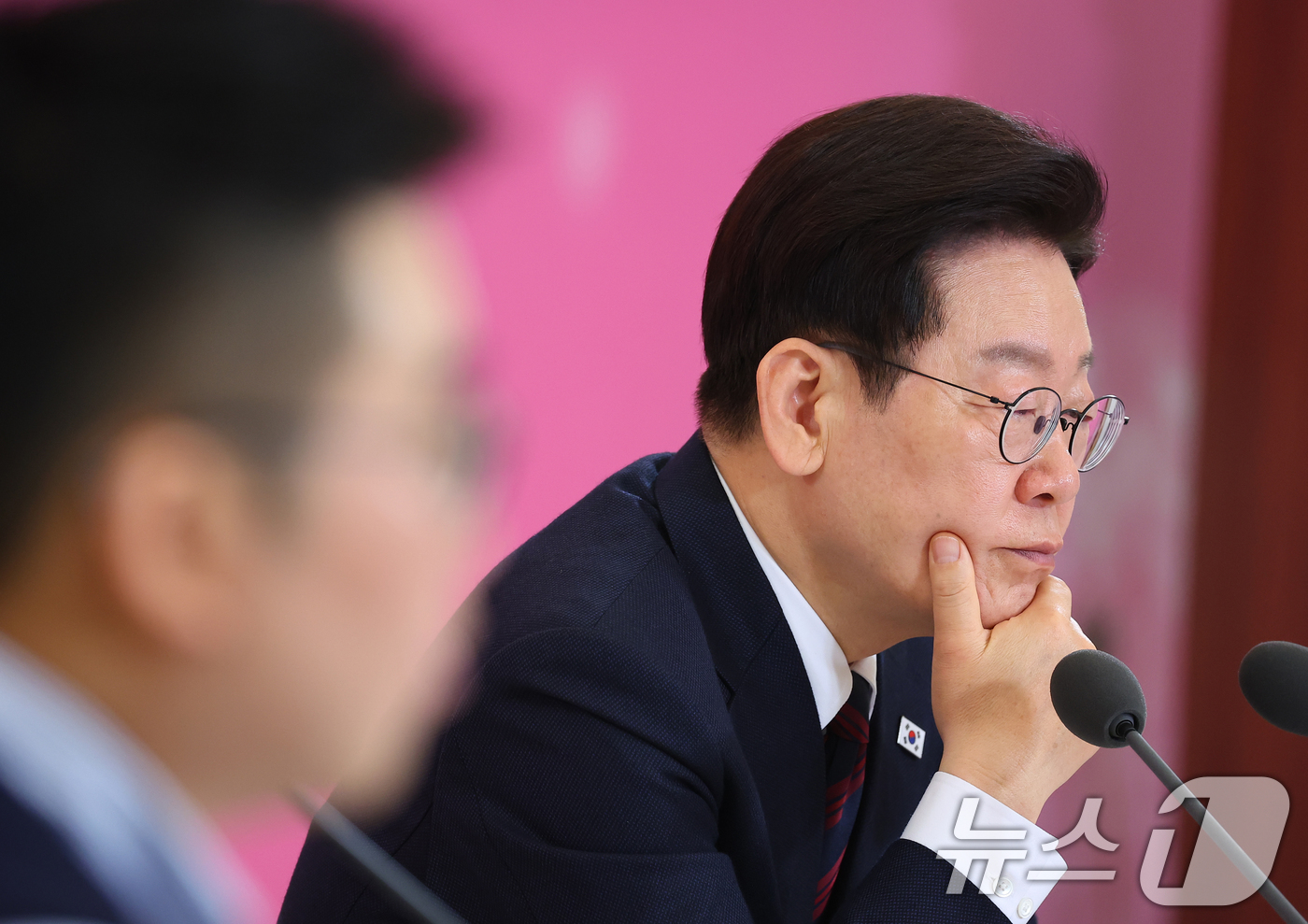 (서울=뉴스1) 허경 기자 = 이재명 대통령이 19일 청와대에서 열린 경사노위 1기 출범 맞이 노동정책 토론회에서 전문가 발제를 듣고 있다. 2026.3.19/뉴스1