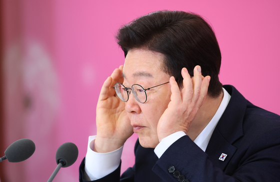 안경 고쳐쓰는 이재명 대통령