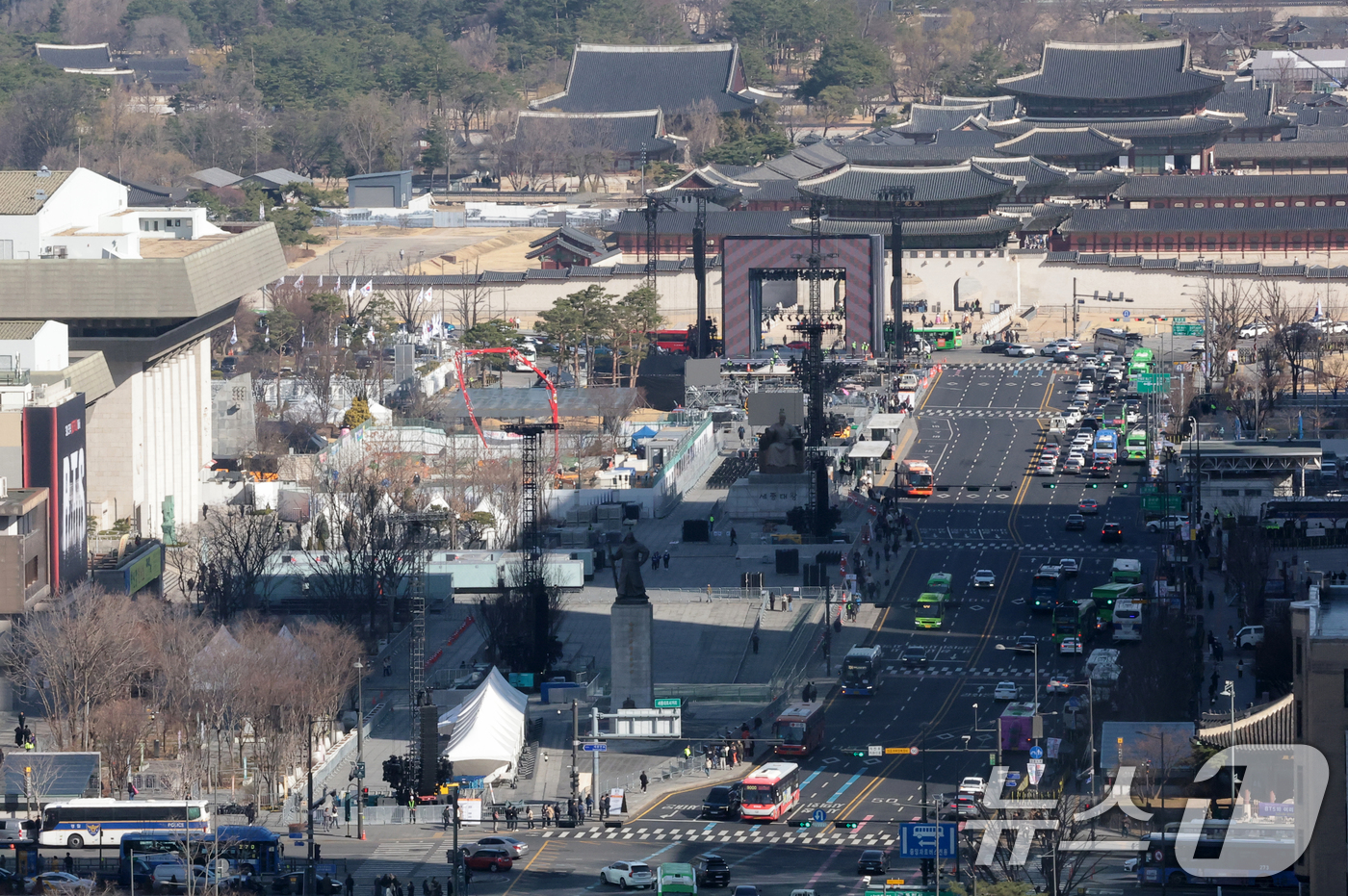 (서울=뉴스1) 권현진 기자 = 방탄소년단(BTS)의 공연을 이틀 앞둔 19일 서울 종로구 광화문광장에서 무대 준비가 진행되고 있다. 2026.3.19/뉴스1