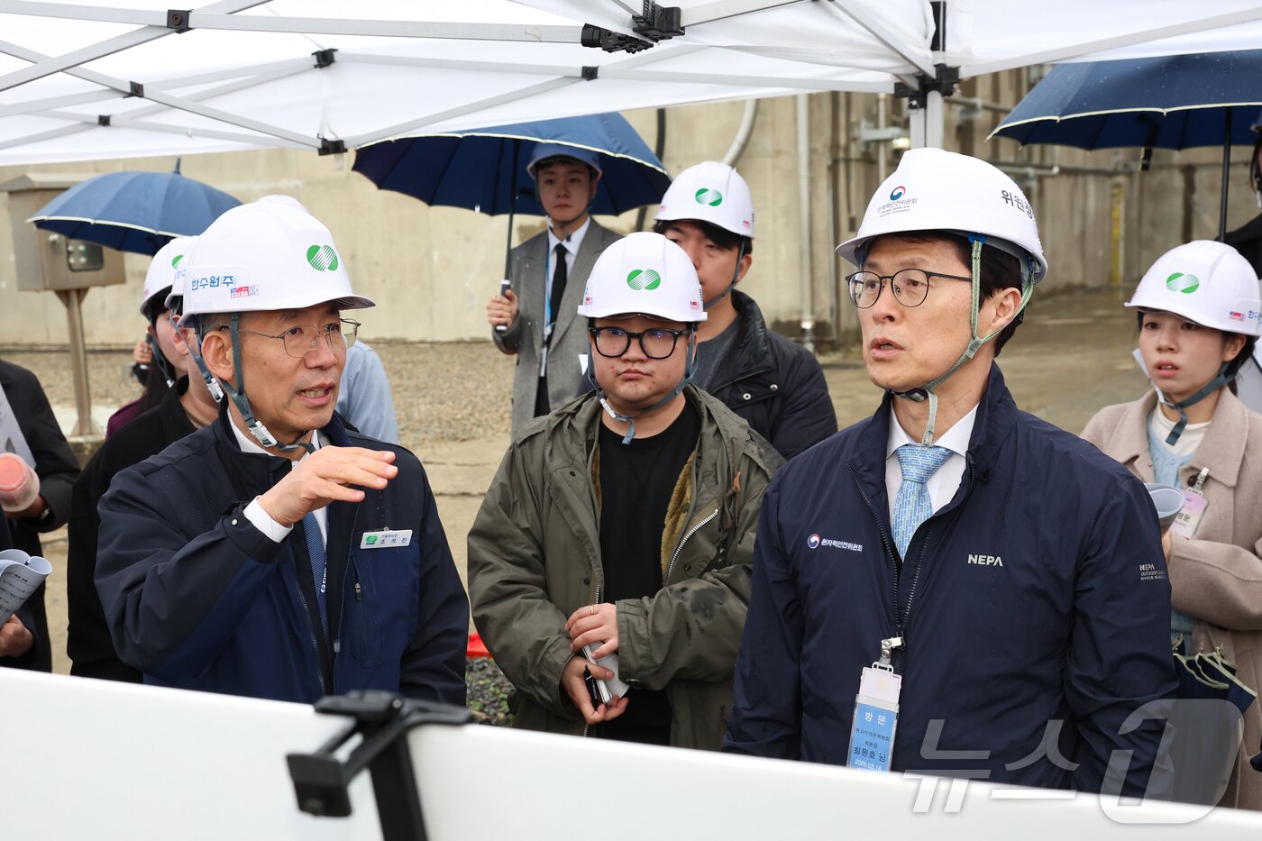 본문 이미지 - 최원호 원자력안전위원호 위원장이 18일 부상 기장군 고리 2호기 및 고리 1호기를 방문해 현장 안전 점검을 하고 있다. 2026.03.18 ⓒ 뉴스1 (원안위 제공)