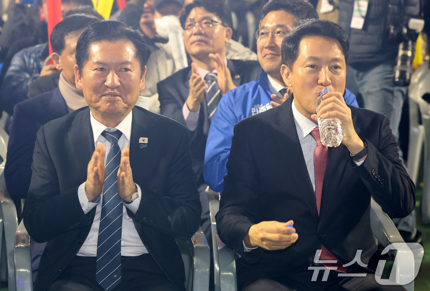 (서울=뉴스1) 이광호 기자 = 정청래 더불어민주당 대표(왼쪽)와 오세훈 서울시장이 19일 오전 서울 잠실학생체육관에서 열린 2026 서울시 환경공무관 한마음축제에 참석해 자리에 …