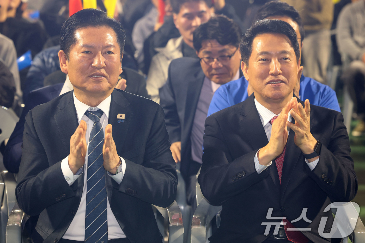 (서울=뉴스1) 이광호 기자 = 정청래 더불어민주당 대표(왼쪽)와 오세훈 서울시장이 19일 오전 서울 잠실학생체육관에서 열린 2026 서울시 환경공무관 한마음축제에 참석해 자리에 …