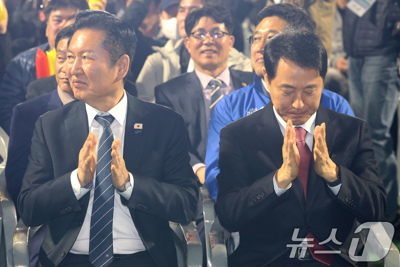 (서울=뉴스1) 이광호 기자 = 정청래 더불어민주당 대표(왼쪽)와 오세훈 서울시장이 19일 오전 서울 잠실학생체육관에서 열린 2026 서울시 환경공무관 한마음축제에 참석해 자리에 …