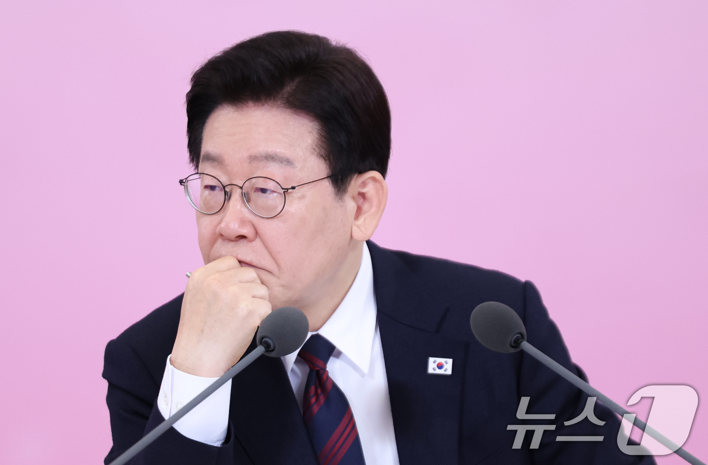 (서울=뉴스1) 허경 기자 = 이재명 대통령이 19일 청와대에서 열린 경사노위 1기 출범 맞이 노동정책 토론회에서 참석자들의 발언을 경청하고 있다. 2026.3.19/뉴스1