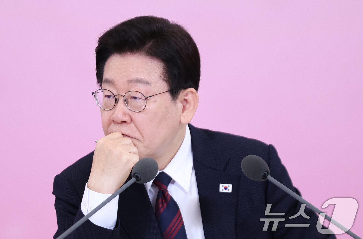 본문 이미지 - 이재명 대통령이 19일 청와대에서 열린 경사노위 1기 출범 맞이 노동정책 토론회에서 참석자들의 발언을 경청하고 있다. 2026.3.19 ⓒ 뉴스1 허경 기자