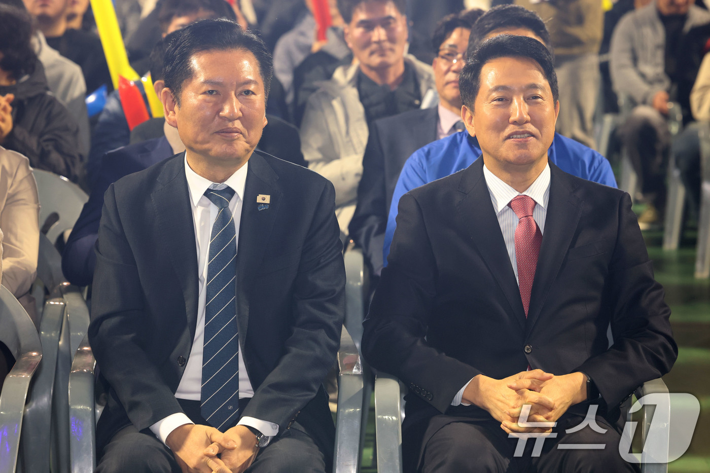 (서울=뉴스1) 이광호 기자 = 정청래 더불어민주당 대표(왼쪽)와 오세훈 서울시장이 19일 오전 서울 잠실학생체육관에서 열린 2026 서울시 환경공무관 한마음축제에 참석해 자리에 …