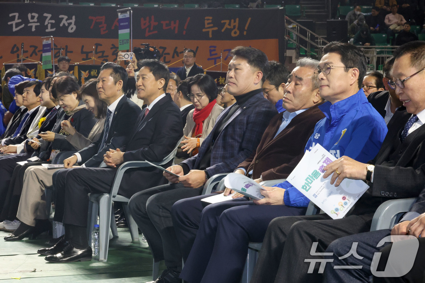 (서울=뉴스1) 이광호 기자 = 6·3 지방선거 더불어민주당 서울시장 예비경선 후보로 나선 정원오 전 성동구청장(왼쪽)과 정청래 대표, 오세훈 서울시장 등이 19일 오전 서울 잠실 …