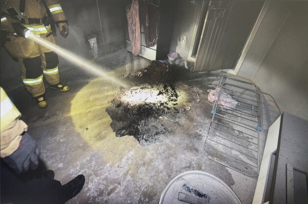 윗집 문 부수고 들어가 불지른 60대 체포…"층간소음 때문에"