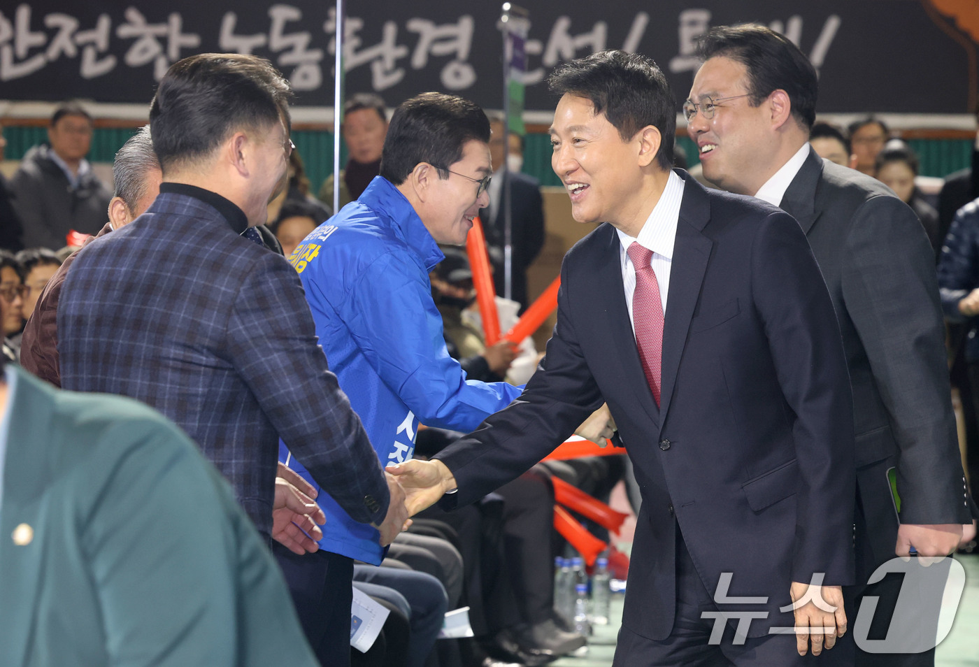 (서울=뉴스1) 이광호 기자 = 오세훈 서울시장과 6·3 지방선거 더불어민주당 서울시장 예비경선 후보로 나선 정원오 전 성동구청장이 19일 오전 서울 잠실학생체육관에서 열린 202 …