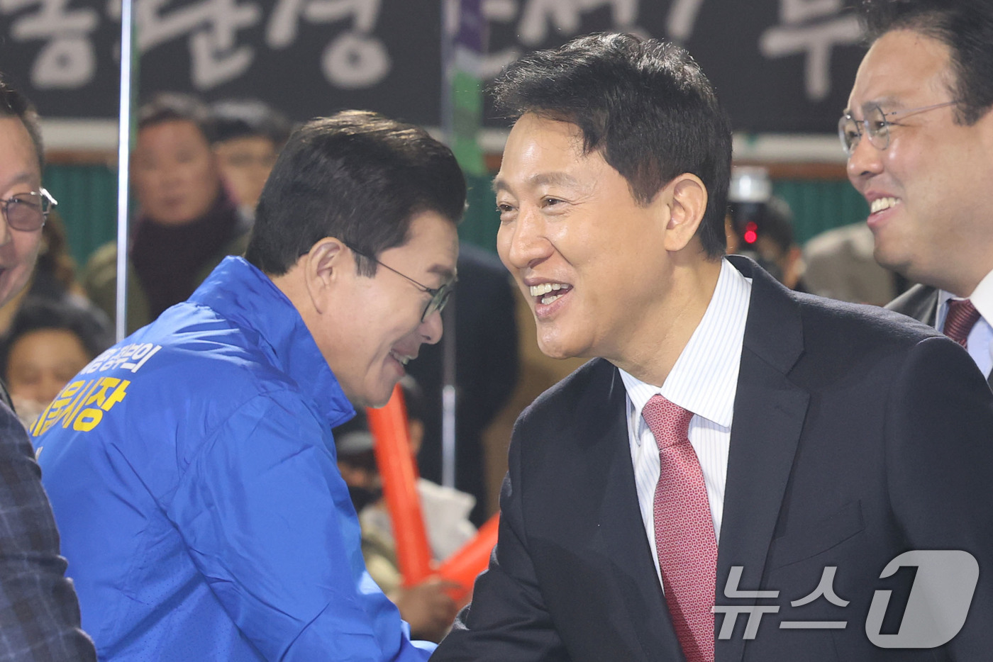 (서울=뉴스1) 이광호 기자 = 오세훈 서울시장과 6·3 지방선거 더불어민주당 서울시장 예비경선 후보로 나선 정원오 전 성동구청장이 19일 오전 서울 잠실학생체육관에서 열린 202 …