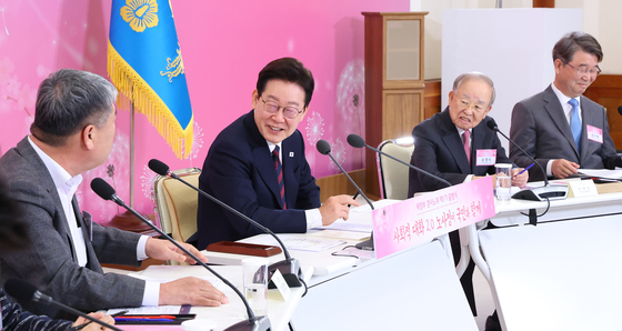 김동명 위원장과 대화하는 이재명 대통령