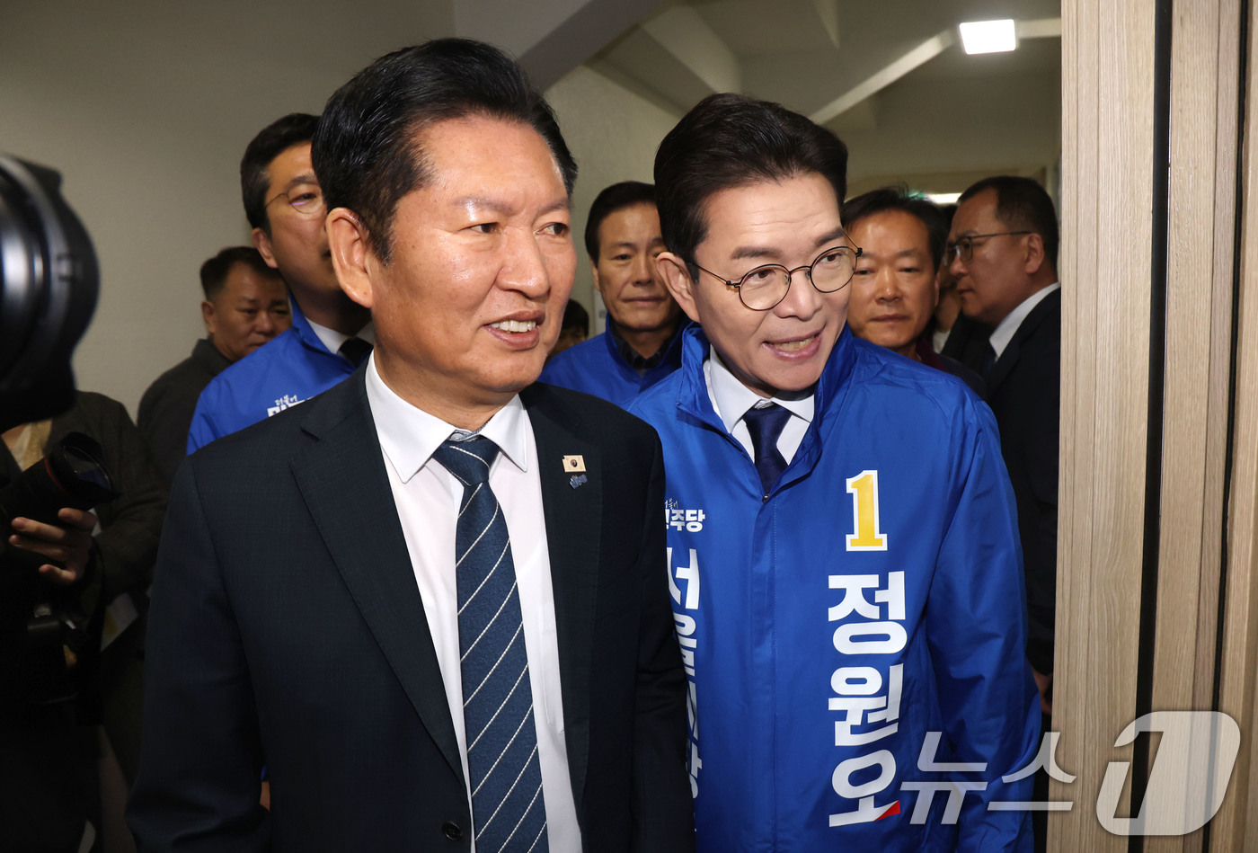 (서울=뉴스1) 이광호 기자 = 정청래 더불어민주당 대표와  6·3 지방선거 더불어민주당 서울시장 예비경선 후보로 나선 정원오 전 성동구청장이 19일 오전 서울 잠실학생체육관에서 …