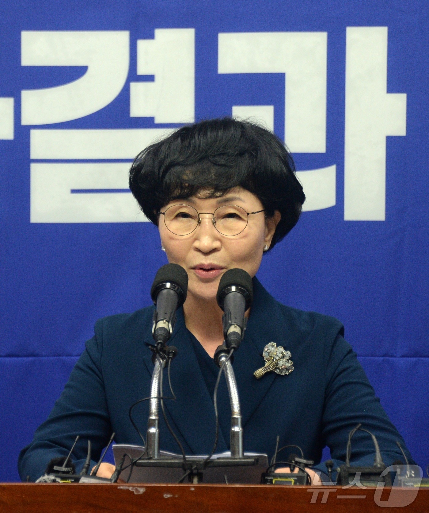(전주=뉴스1) 유경석 기자 = 이재운 더불어민주당 전북특별자치도당 공직선거후보자추천관리위원회 위원장이 19일 전북 전주시 전북특별자치도의회 기자회견장에서 '6.3 지방선거 기초단 …