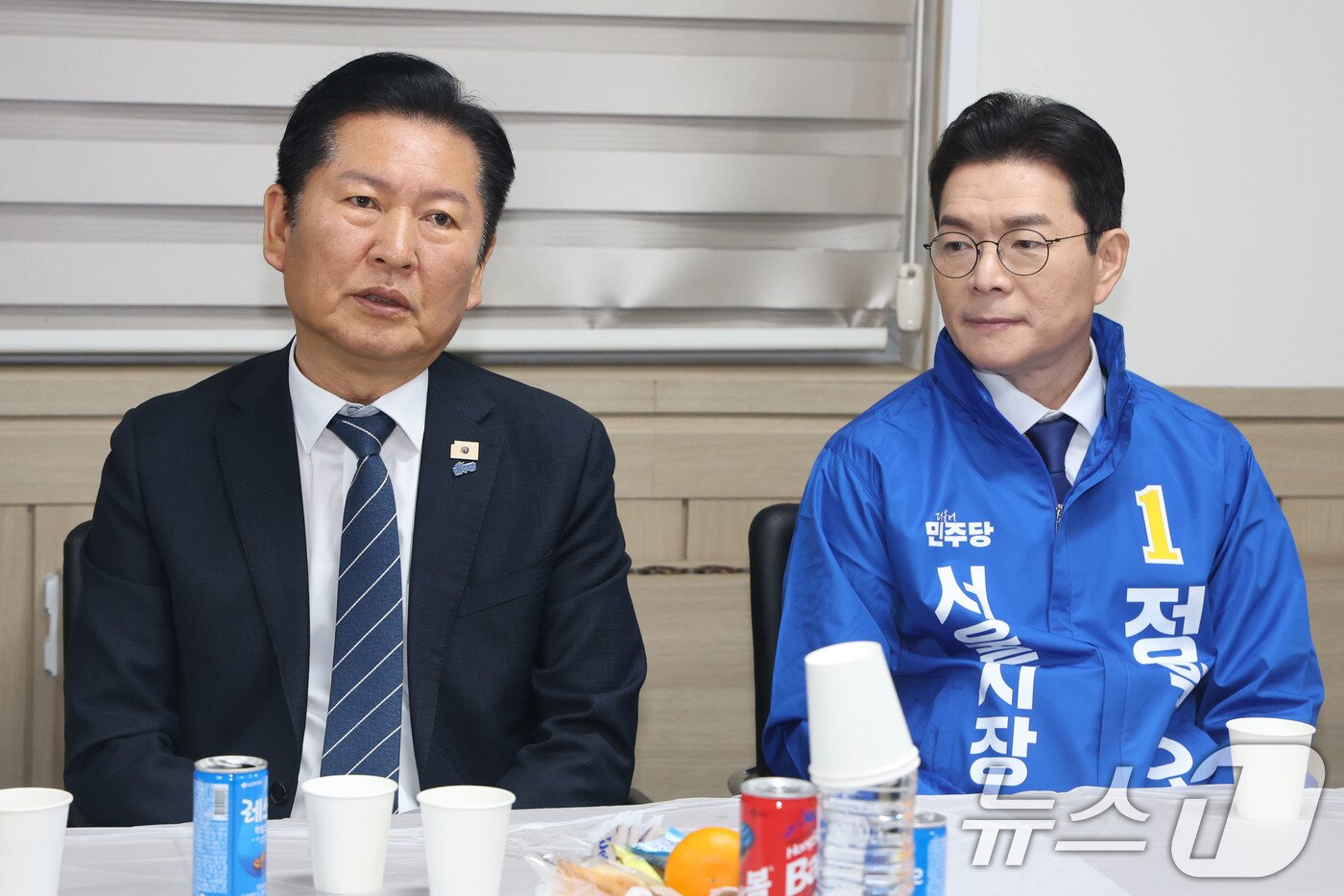 본문 이미지 - 정청래 더불어민주당 대표와 6·3 지방선거 더불어민주당 서울시장 예비경선 후보로 나선 정원오 전 성동구청장이 19일 오전 서울 잠실학생체육관에서 열린 2026 서울시 환경공무관 한마음축제에 참석해 관계자들과 간담회를 하고 있다. 2026.3.19 ⓒ 뉴스1 이광호 기자