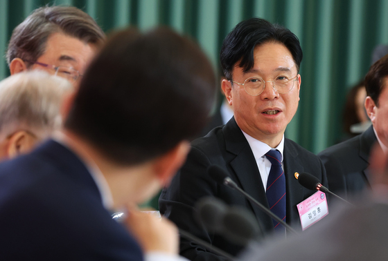 노동정책 토론회 발언하는 김영훈 장관