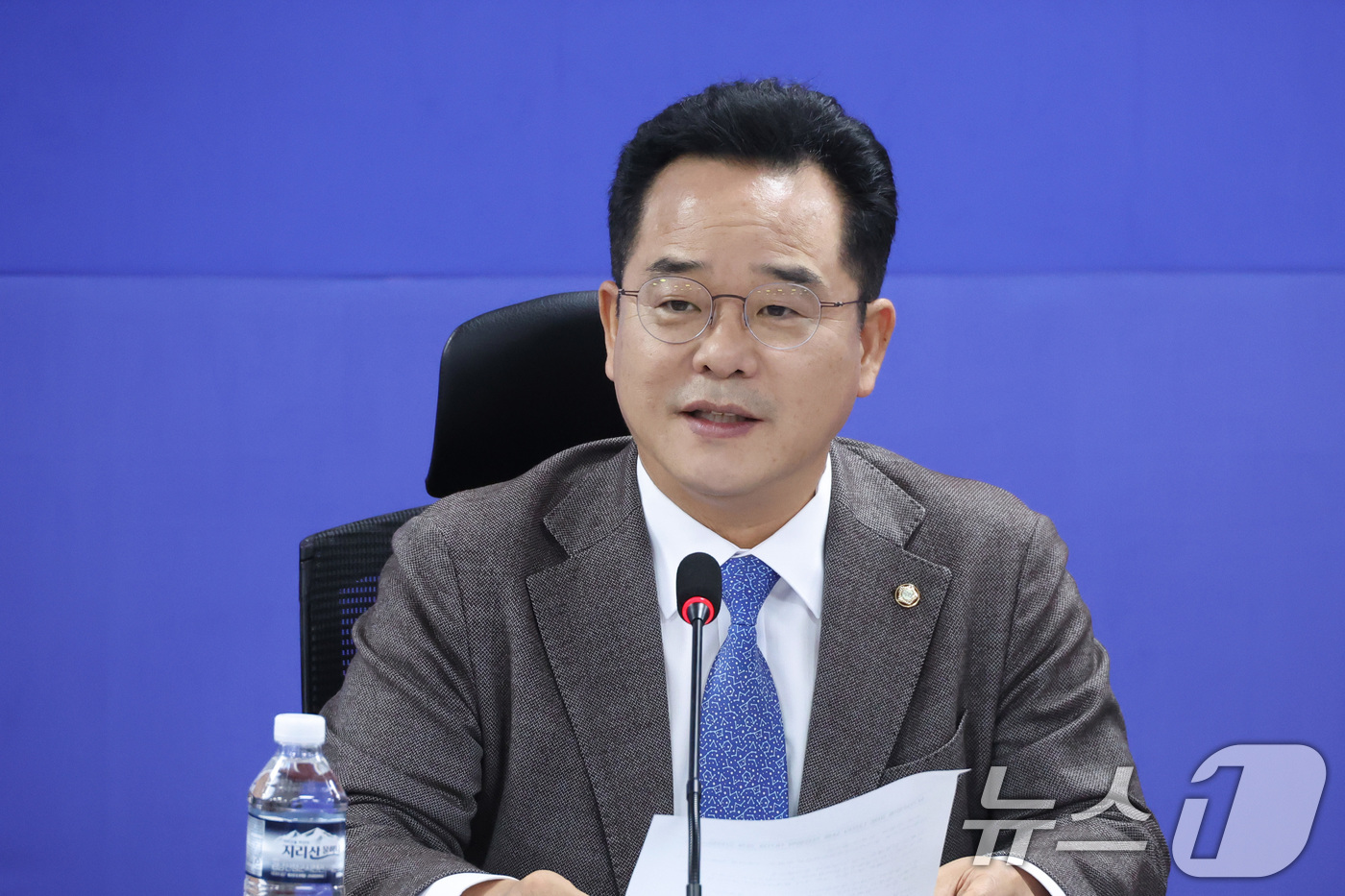 (서울=뉴스1) 신웅수 기자 = 민병덕 더불어민주당 을지로위원회 위원장이 19일 서울 여의도 국회 의원회관에서 열린 유가 급등에 따른 대책 마련을 위한 석유화학 업계 간담회에서 인 …