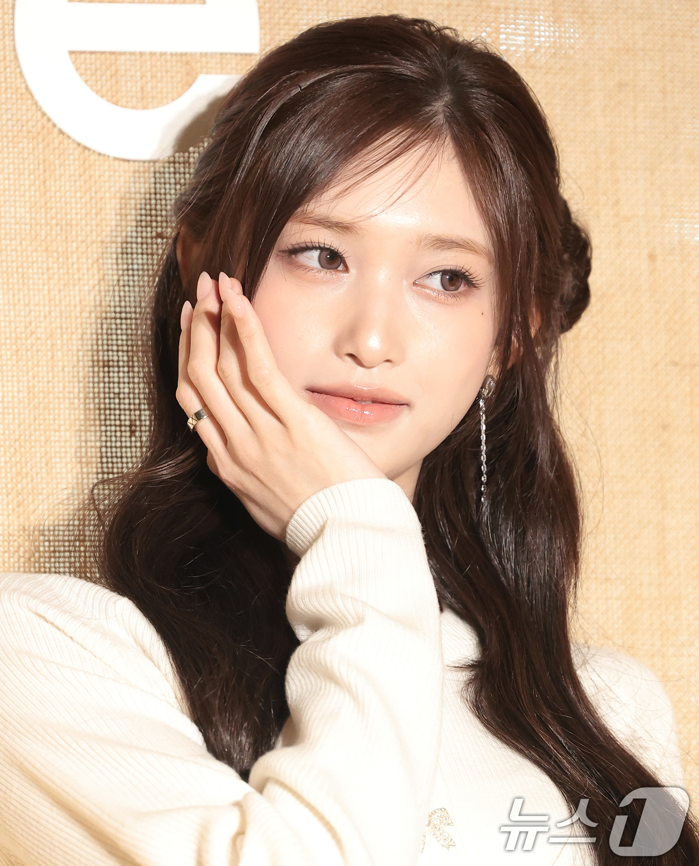 (서울=뉴스1) 권현진 기자 = 아이브 이서가 19일 서울 용산구 몬드리안 서울 이태원에서 열린 패션 브랜드 ‘마쥬 2026 봄·여름 컬렉션 프레젠테이션’에 참석해 포즈를 취하고 …