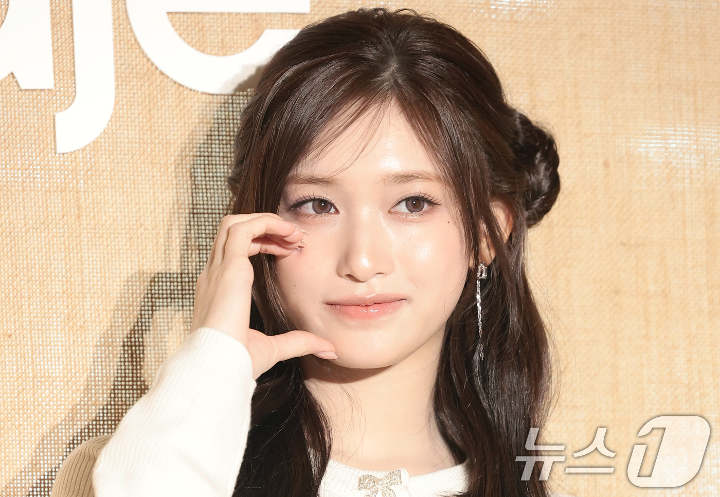 (서울=뉴스1) 권현진 기자 = 아이브 이서가 19일 서울 용산구 몬드리안 서울 이태원에서 열린 패션 브랜드 ‘마쥬 2026 봄·여름 컬렉션 프레젠테이션’에 참석해 포즈를 취하고 …