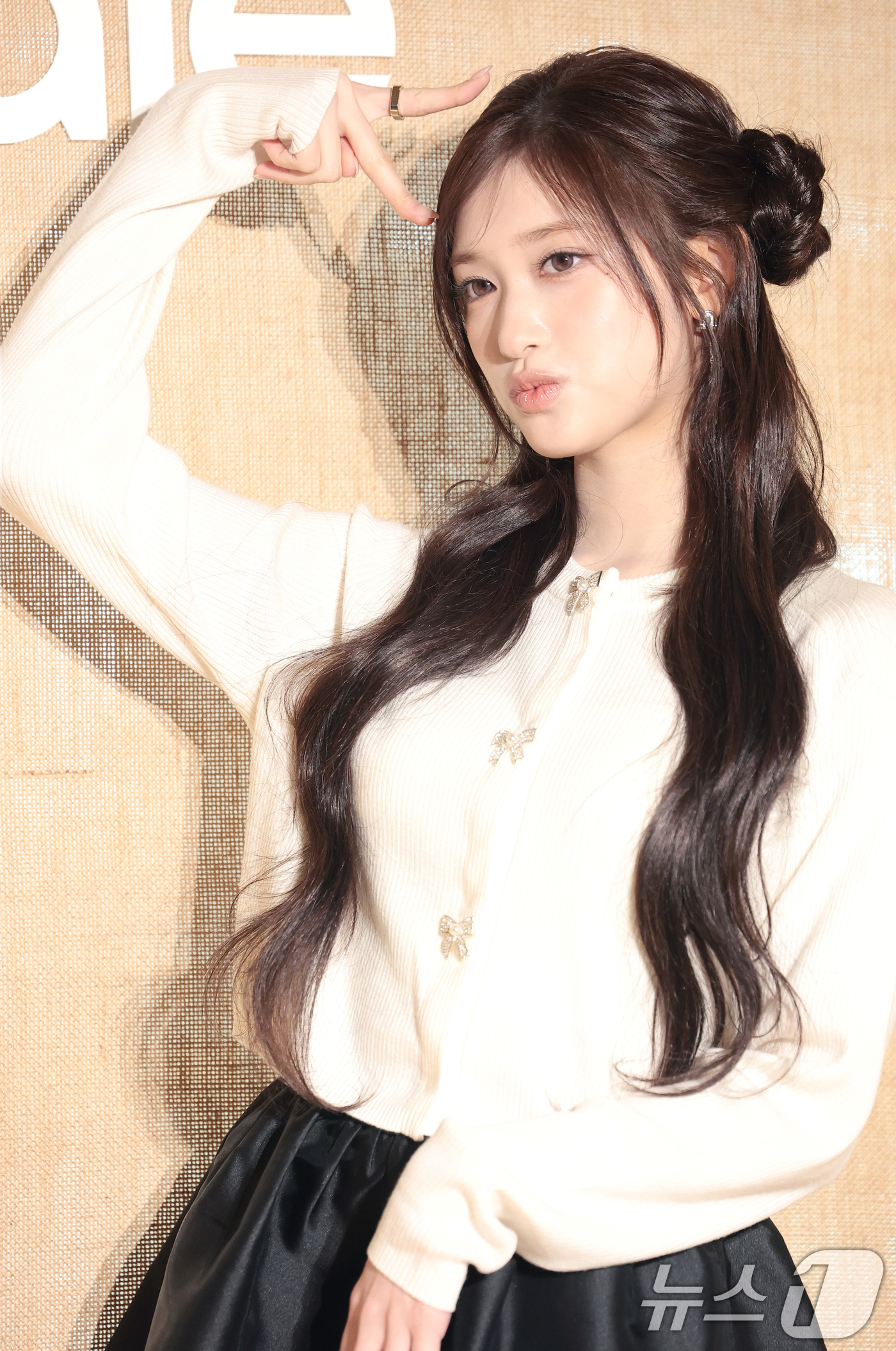 (서울=뉴스1) 권현진 기자 = 아이브 이서가 19일 서울 용산구 몬드리안 서울 이태원에서 열린 패션 브랜드 ‘마쥬 2026 봄·여름 컬렉션 프레젠테이션’에 참석해 포즈를 취하고 …