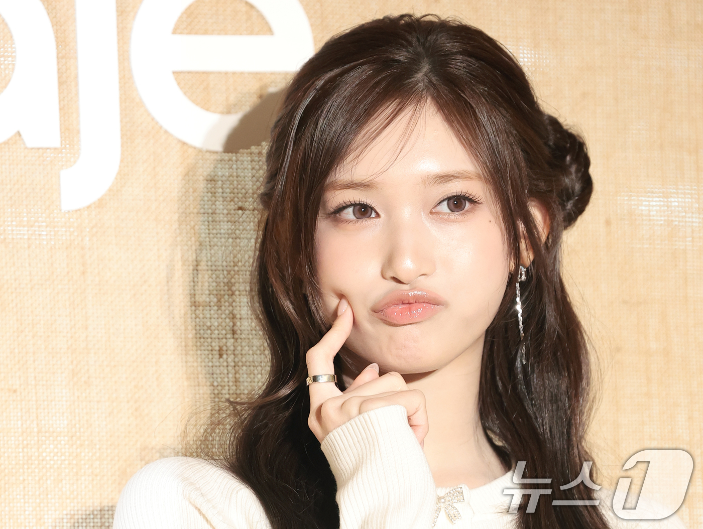 (서울=뉴스1) 권현진 기자 = 아이브 이서가 19일 서울 용산구 몬드리안 서울 이태원에서 열린 패션 브랜드 ‘마쥬 2026 봄·여름 컬렉션 프레젠테이션’에 참석해 포즈를 취하고 …