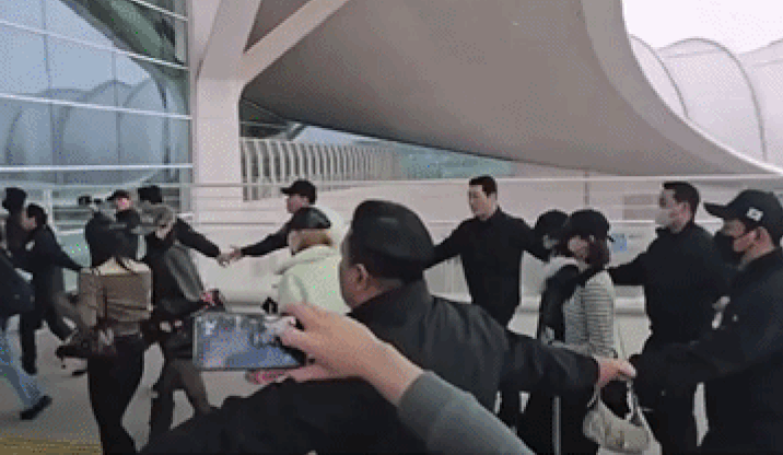 공항 '강강술래' 인간 띠, 하츠투하츠 과잉경호 눈살…"아이돌이 왕이냐"[영상]