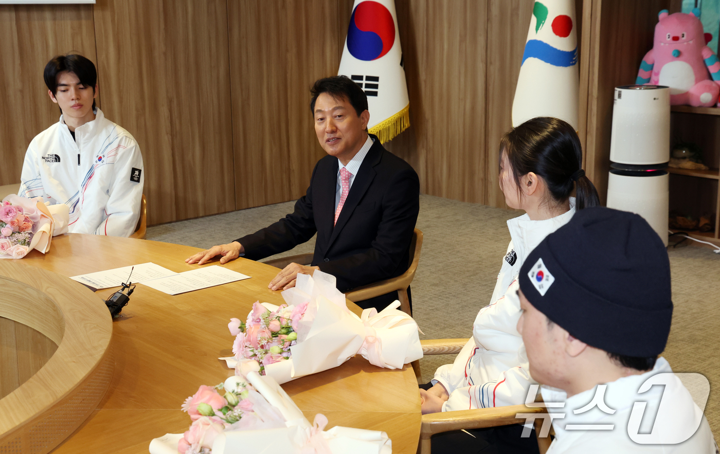 (서울=뉴스1) 김명섭 기자 = 오세훈 서울시장이 19일 서울 중구 시청에서 밀라노 코르티니담페초 동계올림픽 서울시청 소속 출전 선수단 오찬 간담회에서 격려의 말을 하고 있다. 2 …
