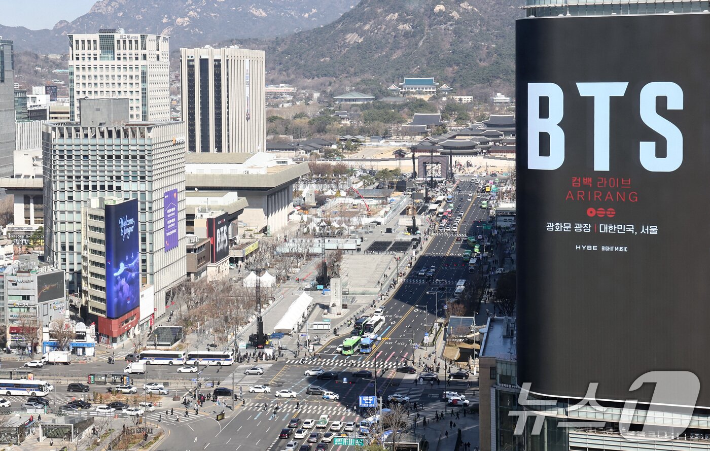 본문 이미지 - 방탄소년단(BTS) 완전체 컴백 공연이 이틀 앞으로 다가온 19일 서울 광화문광장 인근 빌딩 전광판에 컴백 공연을 알리는 광고가 표출되고 있다. 2026.3.19 ⓒ 뉴스1 최지환 기자
