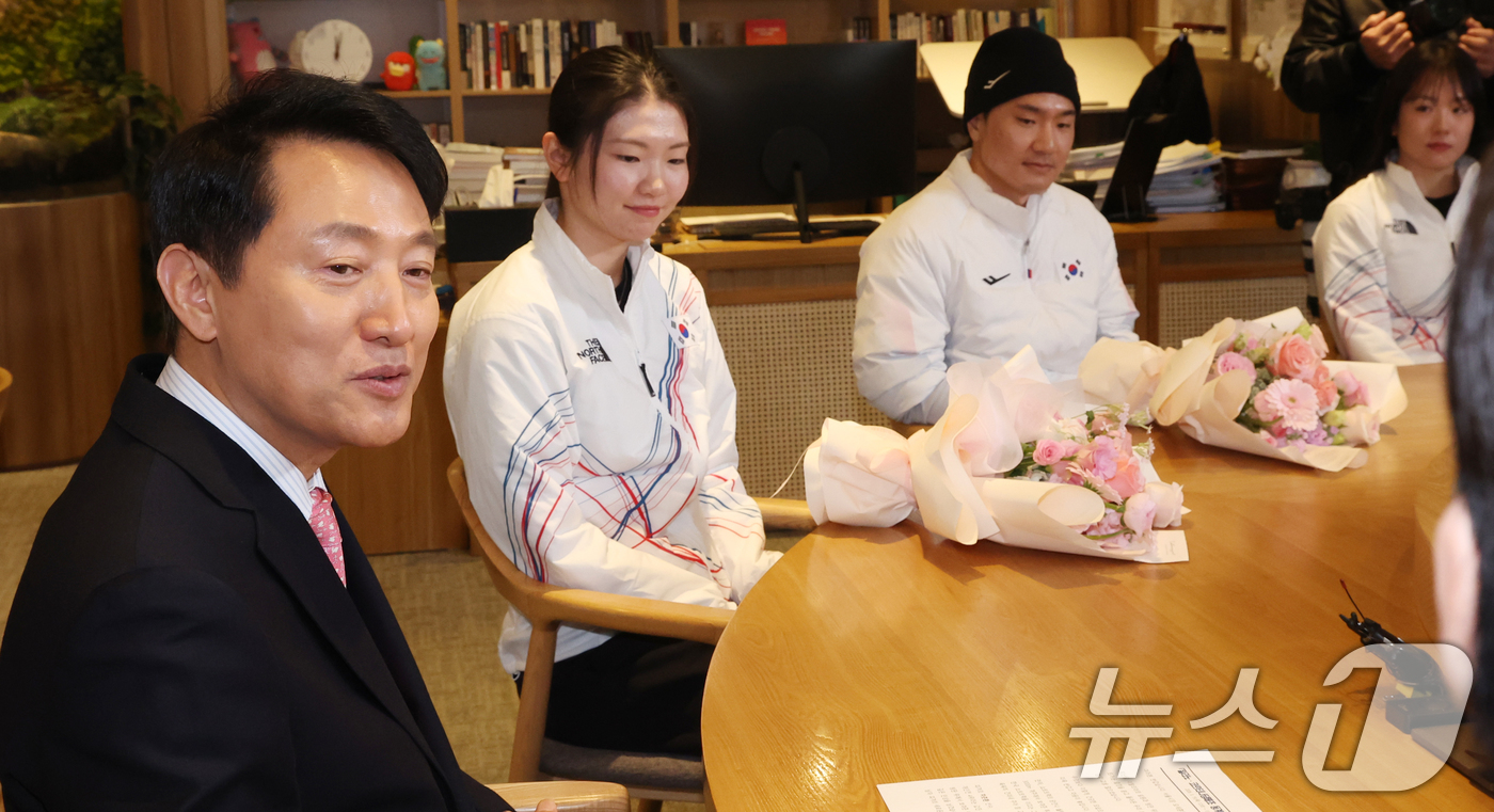 (서울=뉴스1) 김명섭 기자 = 오세훈 서울시장이 19일 서울 중구 시청에서 밀라노 코르티니담페초 동계올림픽 서울시청 소속 출전 선수단 오찬 간담회에서 격려의 말을 하고 있다. 2 …