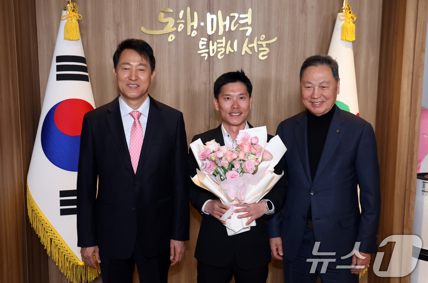 (서울=뉴스1) 김명섭 기자 = 오세훈 서울시장이 19일 서울 중구 시청에서 밀라노 코르티니담페초 동계올림픽 서울시청 소속 출전 선수단 오찬 간담회에서 강태선 서울시체육회장과 이승 …