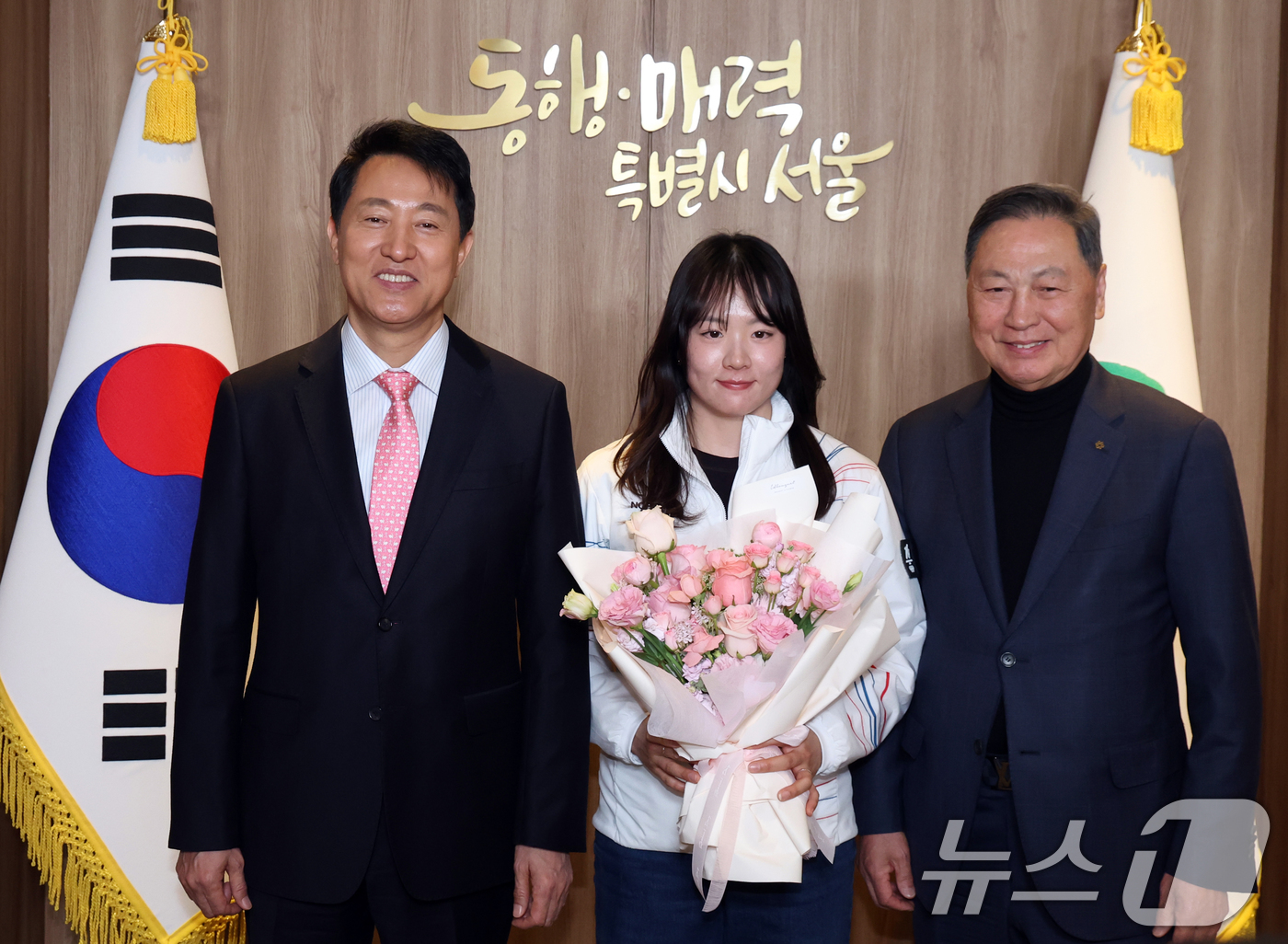 (서울=뉴스1) 김명섭 기자 = 오세훈 서울시장이 19일 서울 중구 시청에서 밀라노 코르티니담페초 동계올림픽 서울시청 소속 출전 선수단 오찬 간담회에서 강태선 서울시체육회장, 김소 …