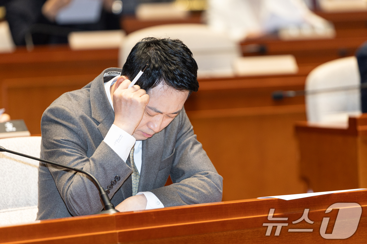 (서울=뉴스1) 이승배 기자 = 장동혁 국민의힘 대표가 19일 서울 여의도 국회에서 열린 의원총회에서 생각에 잠겨있다. 2026.3.19/뉴스1