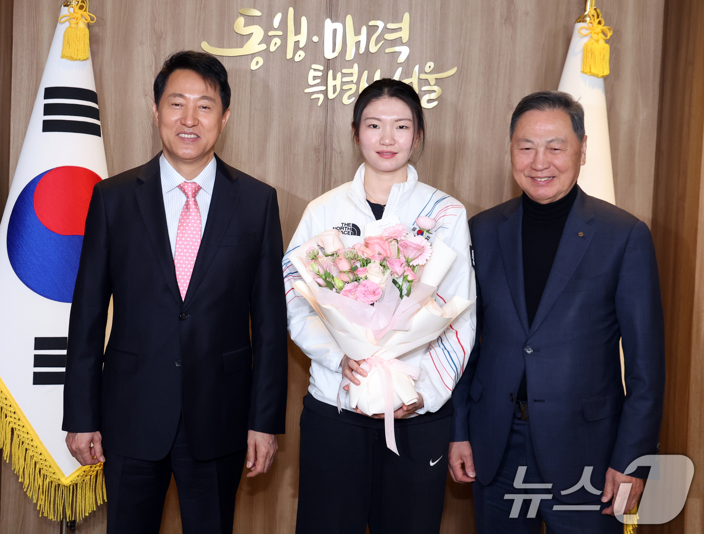 (서울=뉴스1) 김명섭 기자 = 오세훈 서울시장이 19일 서울 중구 시청에서 밀라노 코르티니담페초 동계올림픽 서울시청 소속 출전 선수단 오찬 간담회에서 강태선 서울시체육회장, 심석 …