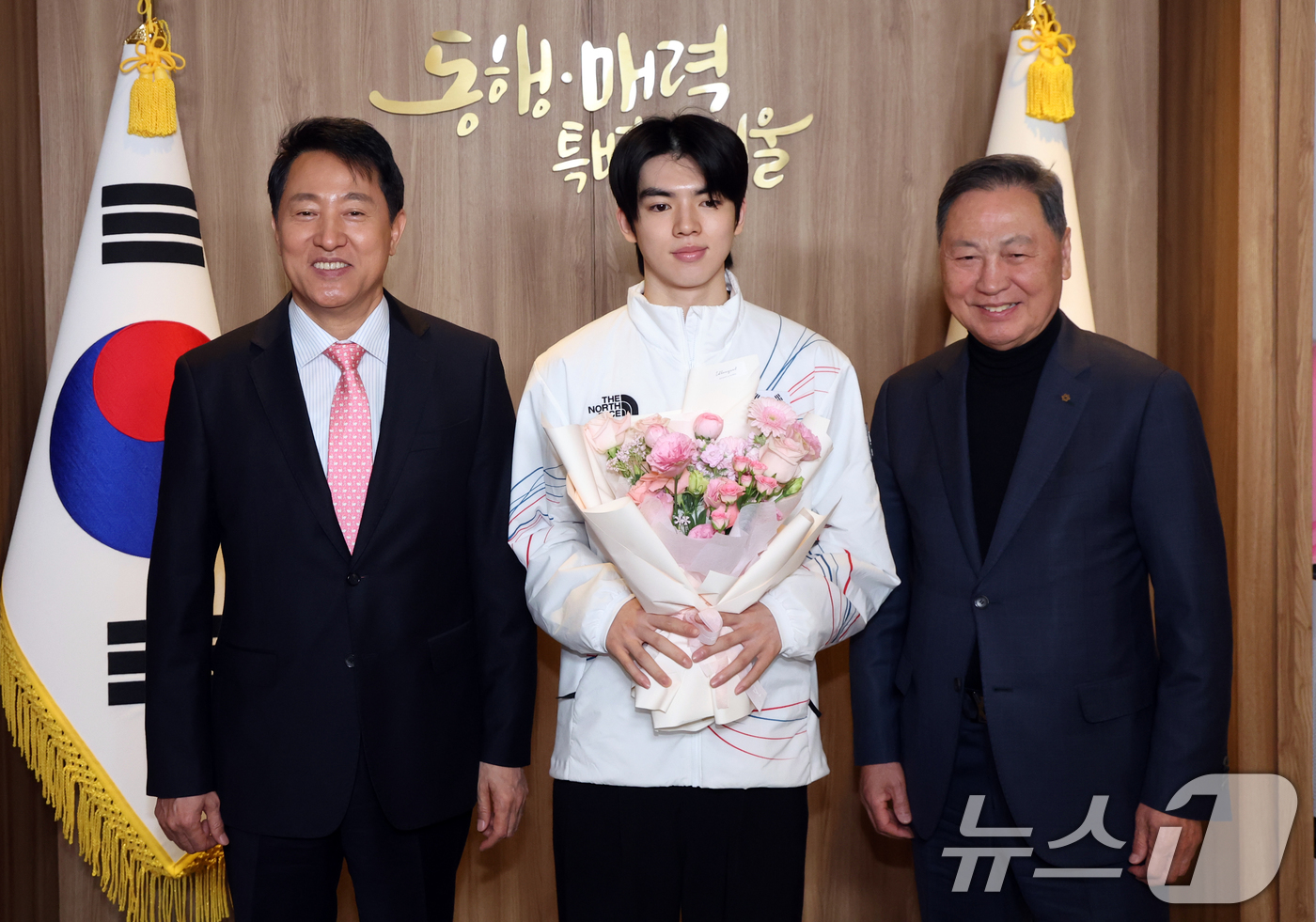 (서울=뉴스1) 김명섭 기자 = 오세훈 서울시장이 19일 서울 중구 시청에서 밀라노 코르티니담페초 동계올림픽 서울시청 소속 출전 선수단 오찬 간담회에서 강태선 서울시체육회장, 차준 …