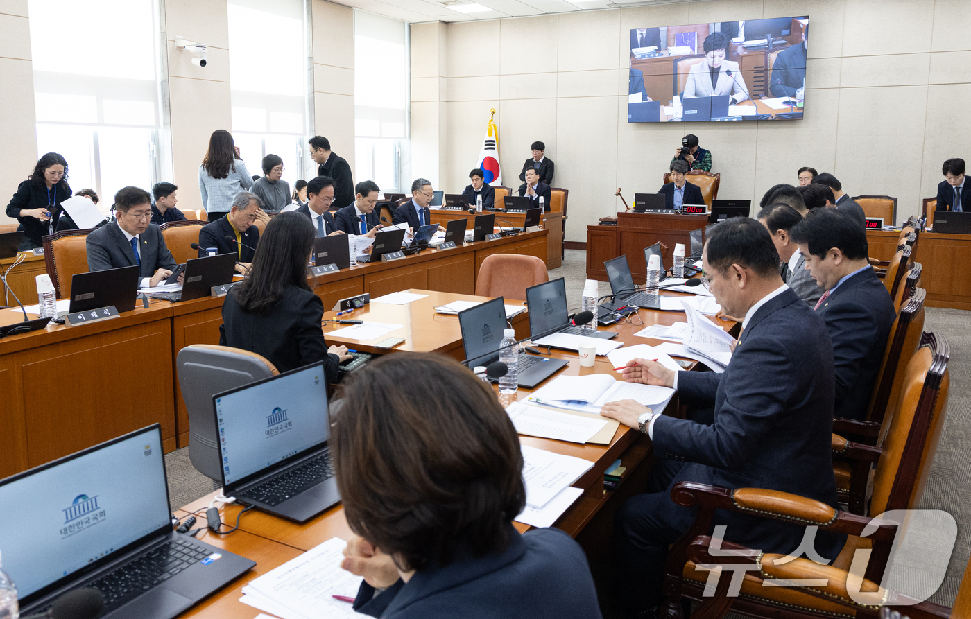 (서울=뉴스1) 이승배 기자 = 19일 서울 여의도 국회에서 열린 정치개혁특별위원회 공직선거법 및 지방선거구제개편 심사소위원회에서 윤건영 소위원장이 의사 진행을 하고 있다. 202 …
